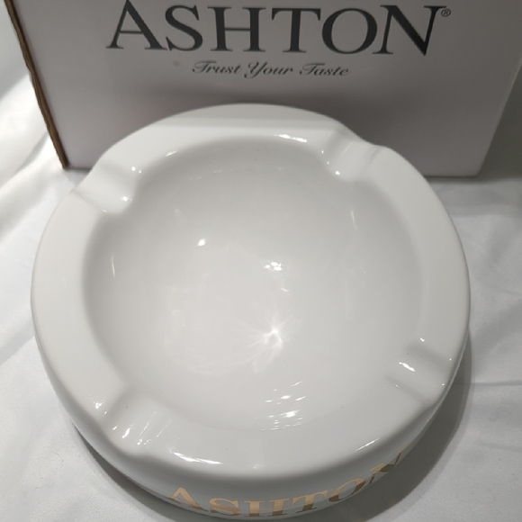 White and Gold Ceramic ASHTON CIGAR Ashtray.. Amazing And New!!! - Picture 9 of 10